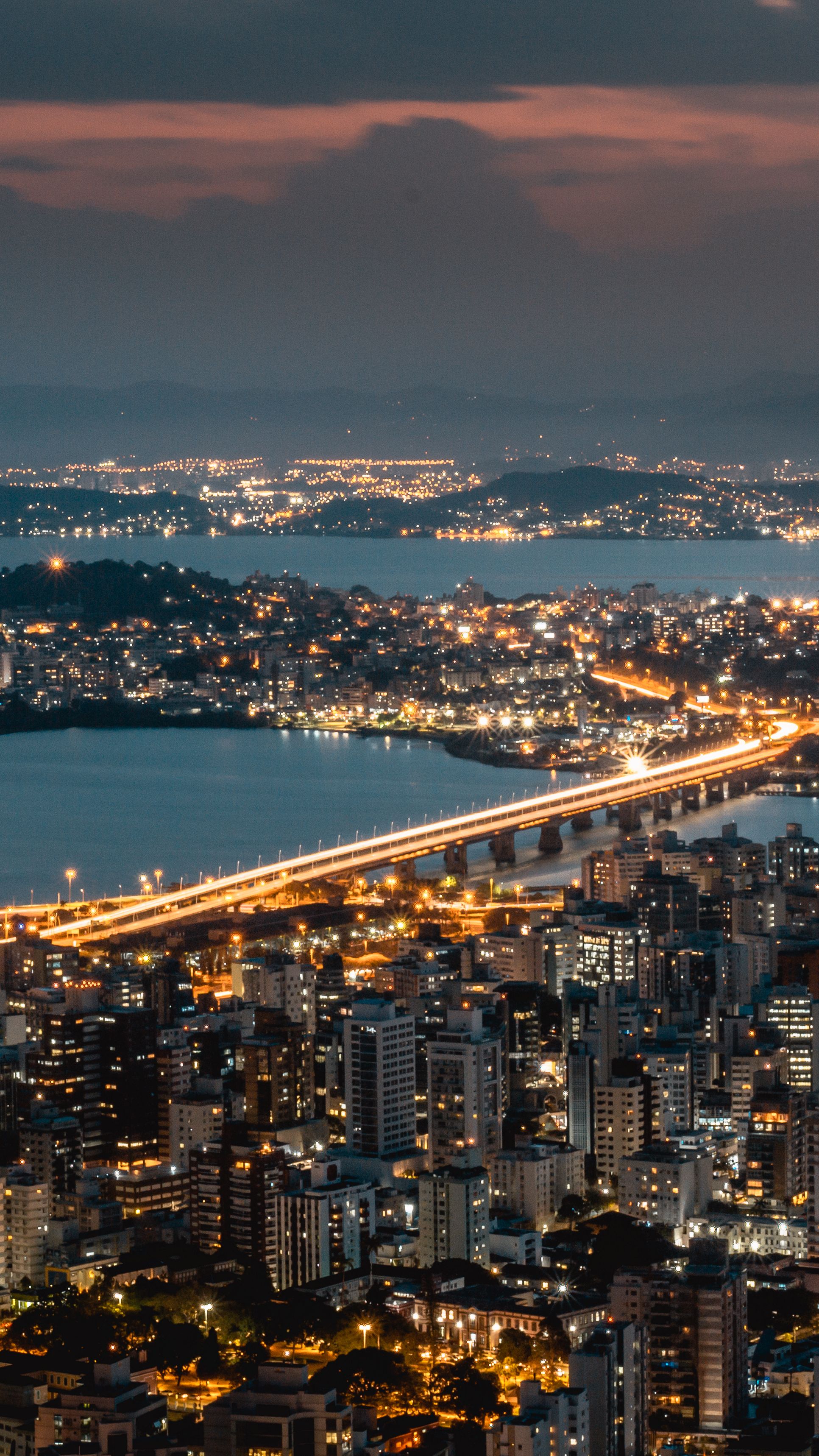 Cidade brasileira à noite, vista da orla